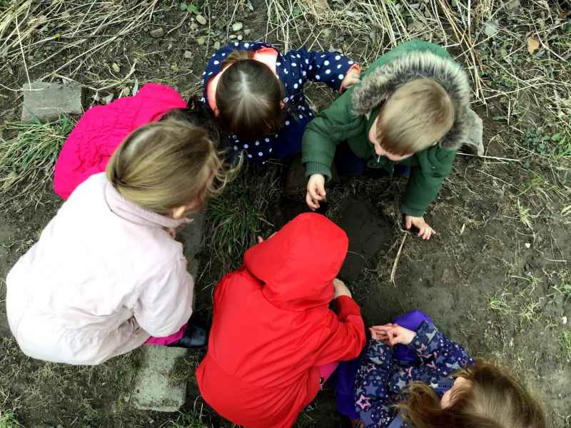 children picking up worms